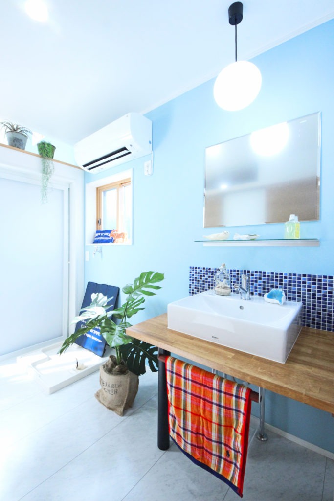 愛知県新城市のデザイン住宅。イリートデザインこだわりの造作洗面台。C値0.18の温熱環境により冬の朝も凍えないサニタリー空間。