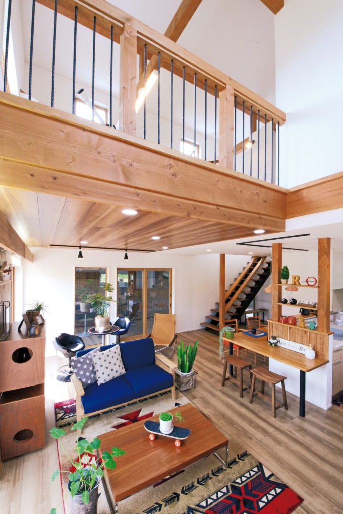 愛知県新城市の注文住宅。C値0.18の超高気密性能により、ガレージ横でも冬暖かく夏涼しい、地中熱を活かした開放的なリビング。