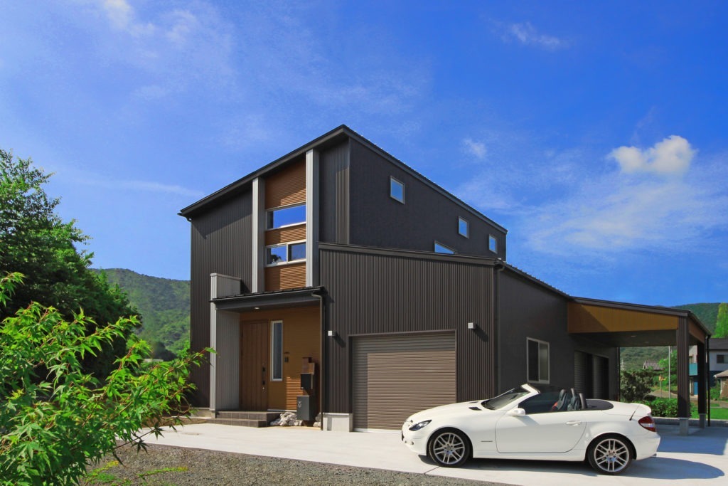 愛知県新城市のデザイン住宅。バイクライフを満喫できる巨大なビルトインガレージのある家。イリートデザイン一級建築士事務所によるC値0.18の高性能設計。