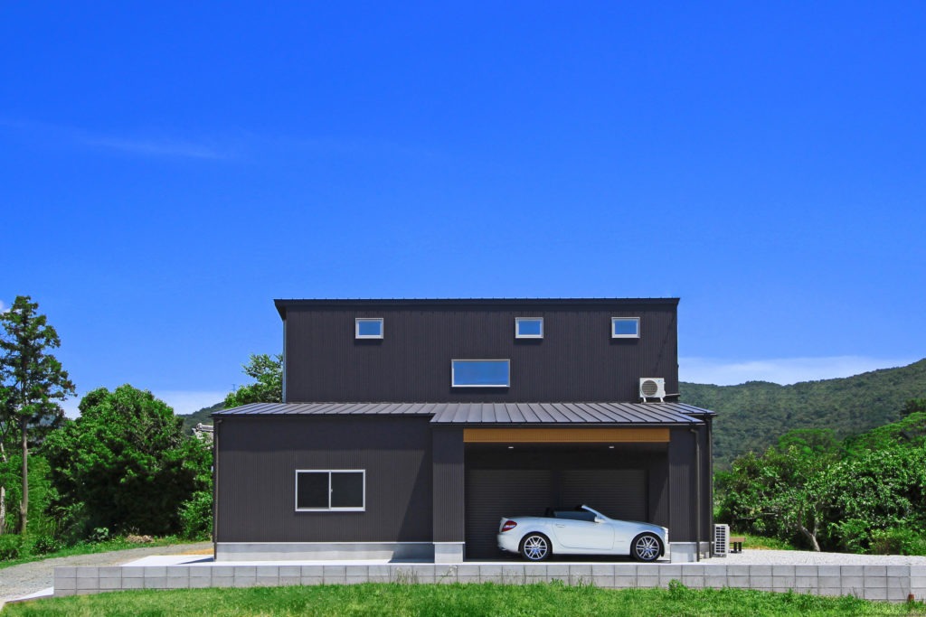 愛知県新城市のデザイン住宅。バイクライフを満喫できる巨大なビルトインガレージのある家。イリートデザイン一級建築士事務所によるC値0.18の高性能設計。