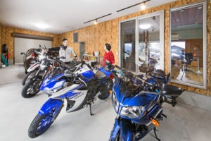 愛知県新城市のデザイン住宅。バイクライフを満喫できる巨大なビルトインガレージ。イリートデザイン一級建築士事務所によるC値0.18の高性能設計。