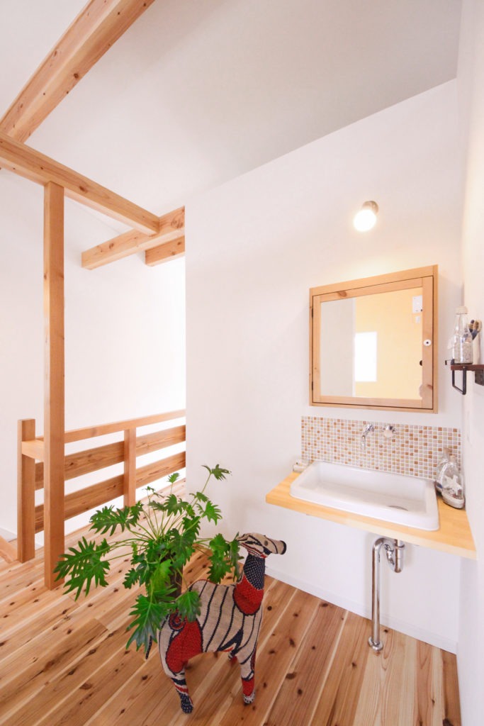 豊川市のデザイン住宅。楓（カエデ）の床に映える造作洗面台。C値0.19の気密性能で冬の朝も暖かい。