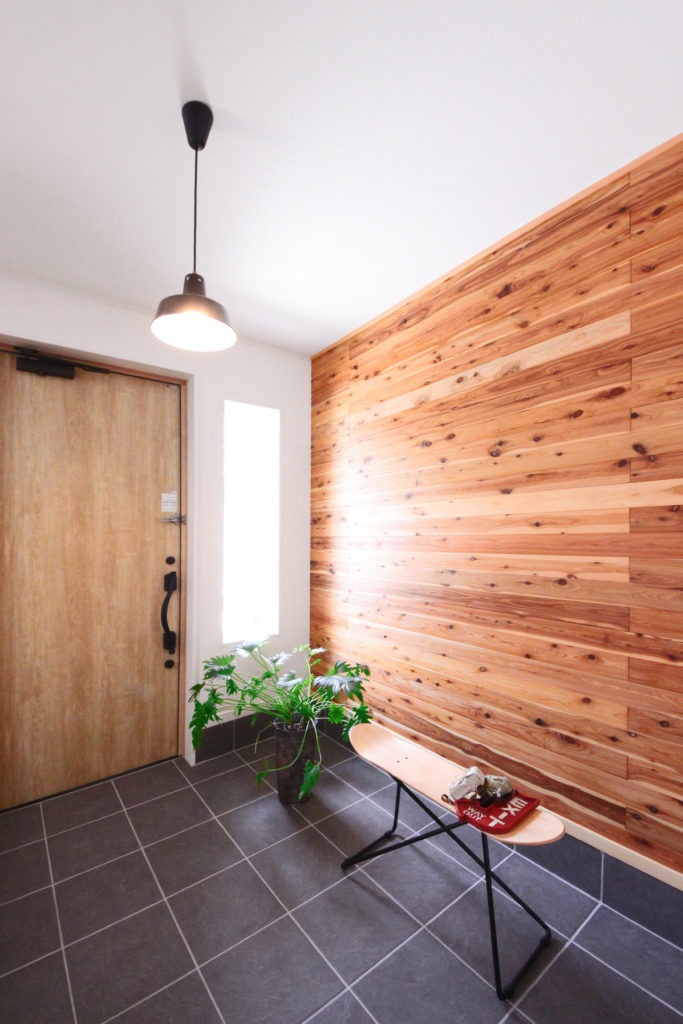 豊川市の高性能住宅。ロードバイクを壁掛けできるオーストラリア桧の玄関。C値0.19の気密性能で冬も暖かい土間。