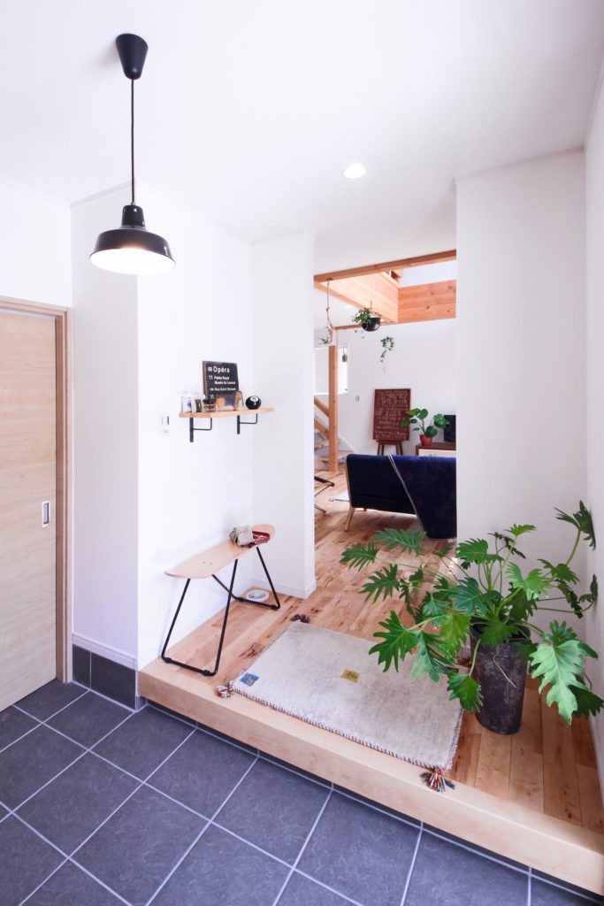 豊川市の高性能住宅。ロードバイクを壁掛けできるオーストラリア桧の玄関。C値0.19の気密性能で冬も暖かい土間。