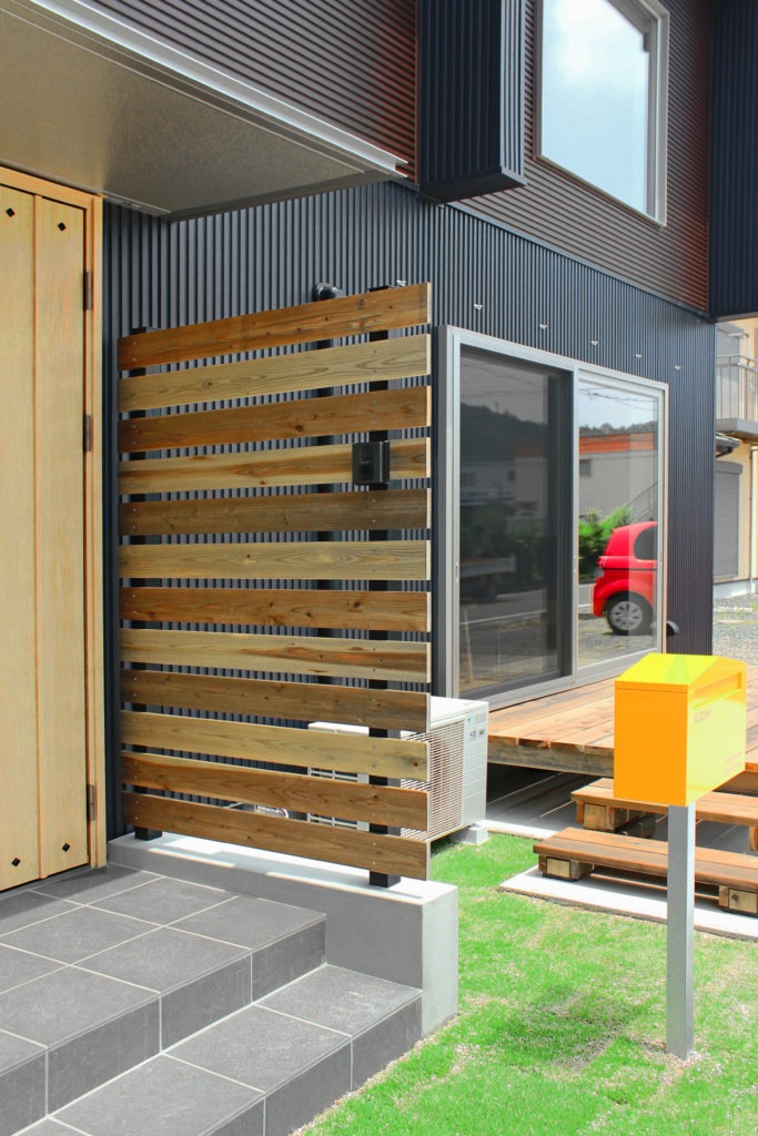 愛知県豊川市の地中熱住宅。フェンスとウッドデッキ。C値0.19の高性能住宅と調和する外構計画。