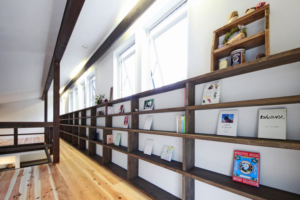 豊川市のデザイン平屋。壁一面の造作本棚。安定した温度と湿度のC値0.19・地中熱住宅で本を傷めない保管。