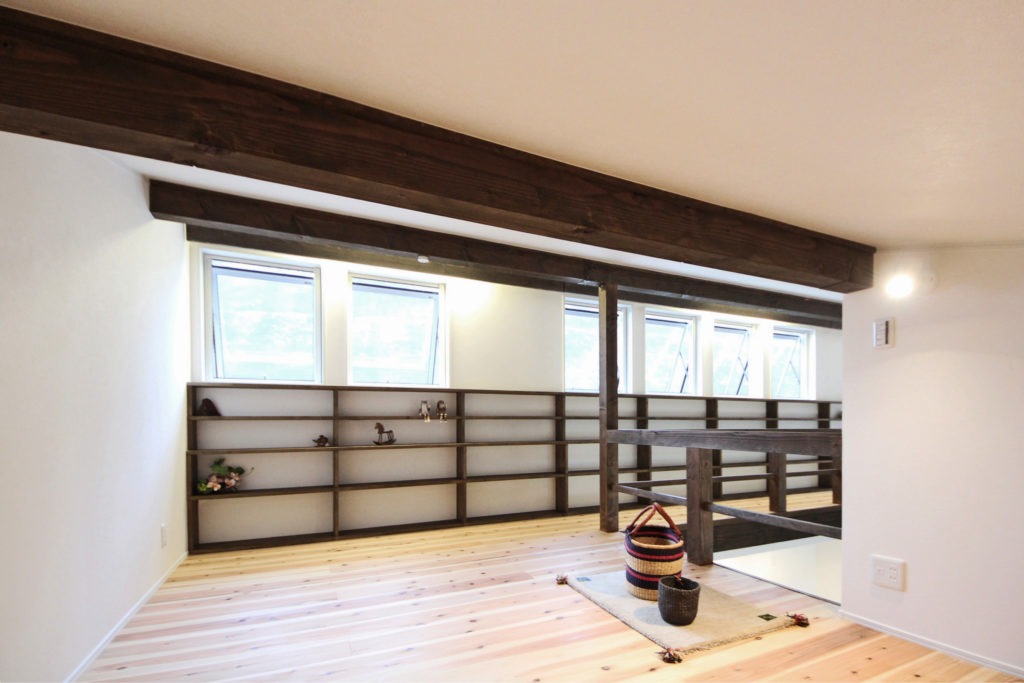 豊川市のデザイン平屋。壁一面の造作本棚。安定した温度と湿度のC値0.19・地中熱住宅で本を傷めない保管。