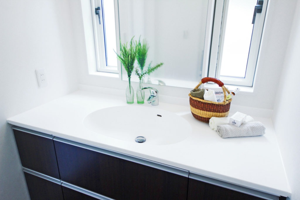 豊川市のデザイン住宅。家事動線を考慮した造作洗面台。C値0.19の性能で冬の朝も暖かい洗面