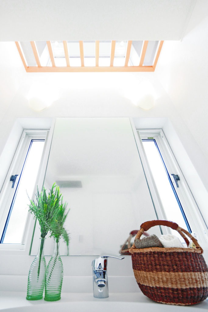 豊川市のデザイン住宅。家事動線を考慮した造作洗面台。C値0.19の性能で冬の朝も暖かい洗面