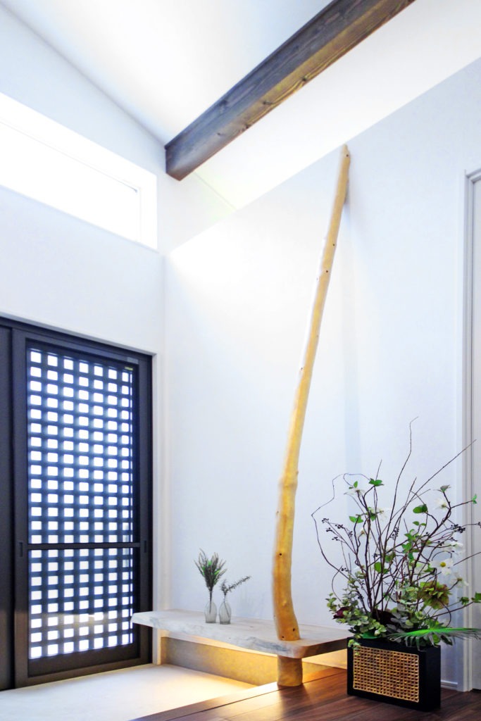 豊川市の高性能な平屋。地中熱で冬も暖かい玄関土間。C値0.19の気密性能で外気をシャットアウト。