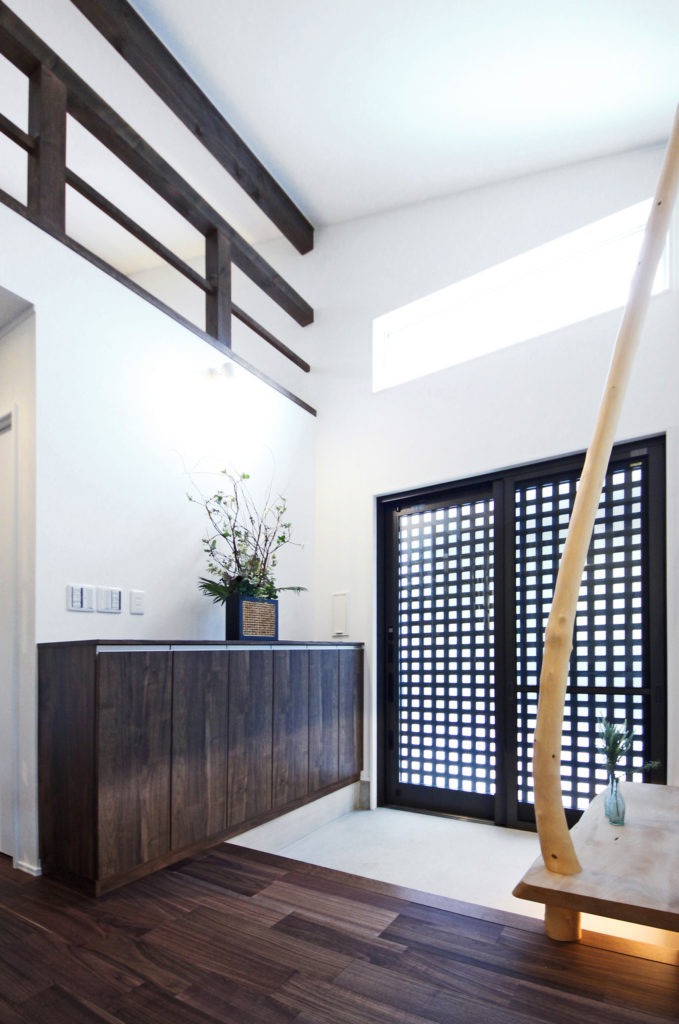 豊川市の高性能な平屋。地中熱で冬も暖かい玄関土間。C値0.19の気密性能で外気をシャットアウト。