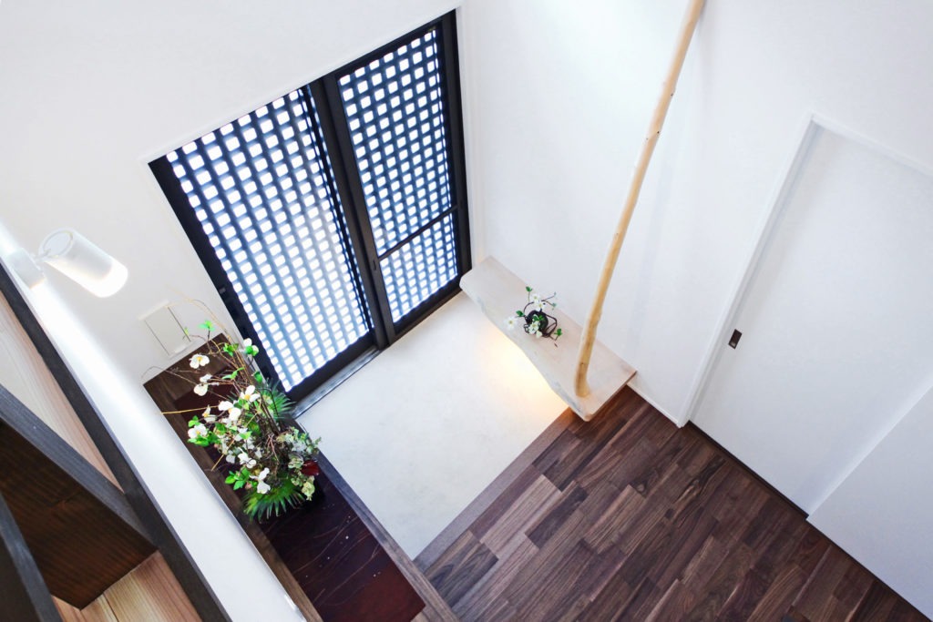 豊川市の高性能な平屋。地中熱で冬も暖かい玄関土間。C値0.19の気密性能で外気をシャットアウト。