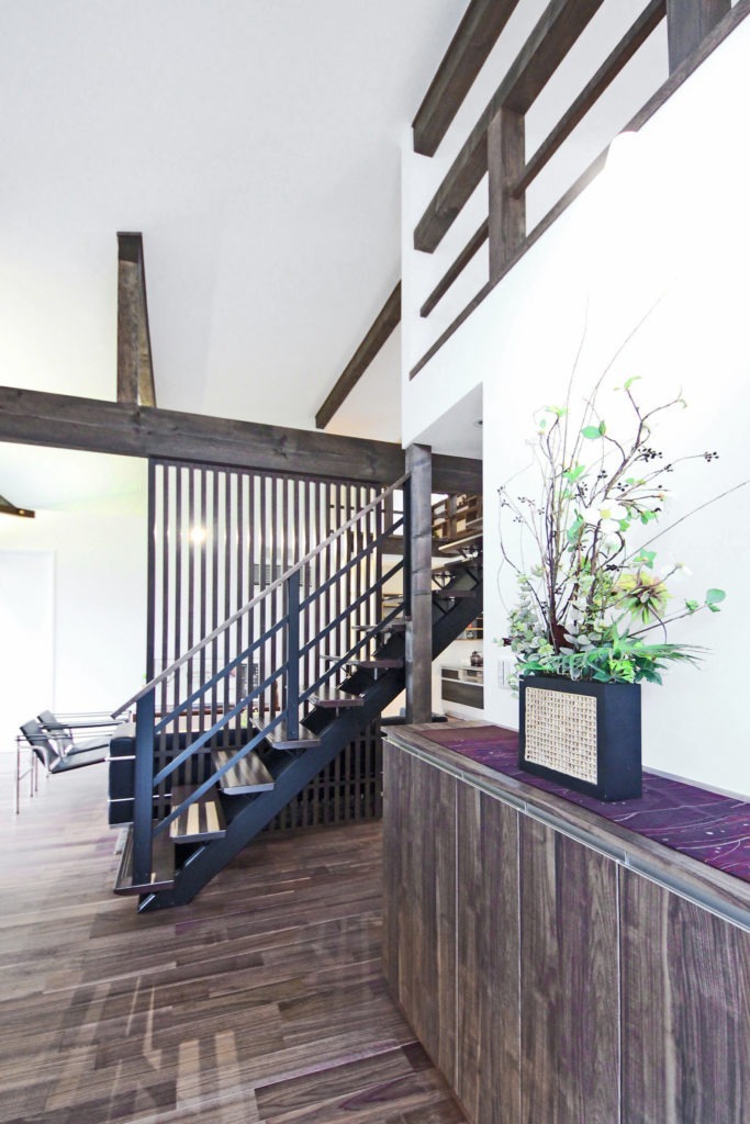 豊川市の平屋。ロフトへ続く安定した階段。C値0.19の性能を損なわない精密な気密施工。