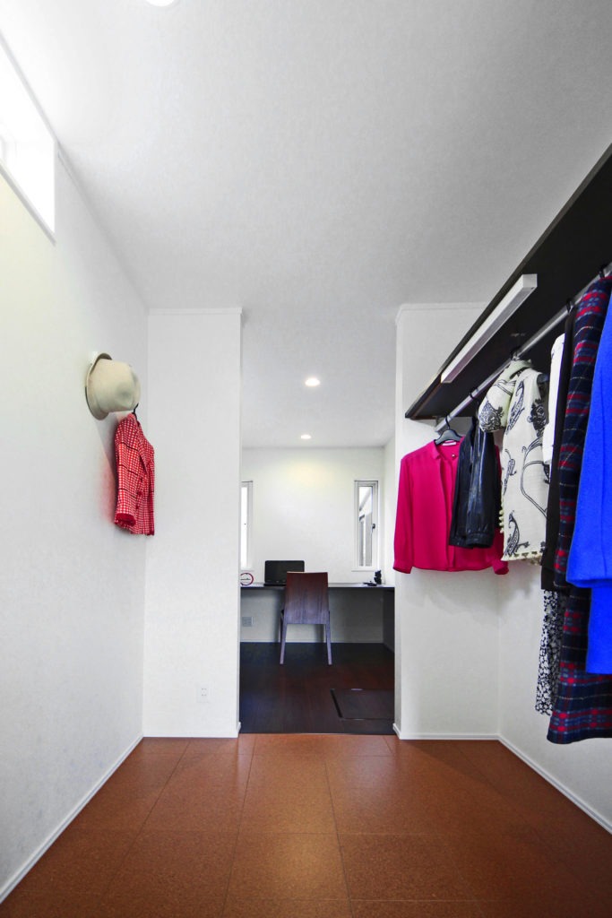 豊川市の注文住宅。カビを防ぐ地中熱調湿のファミリークローク。C値0.19の超高気密な収納空間。