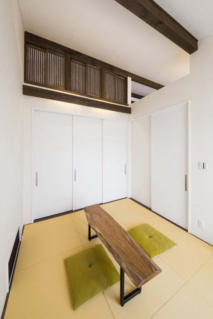 豊川市の注文住宅。LDKと繋がるモダンな和室。地中熱のぬくもりで冬の畳も暖かい高性能設計。
