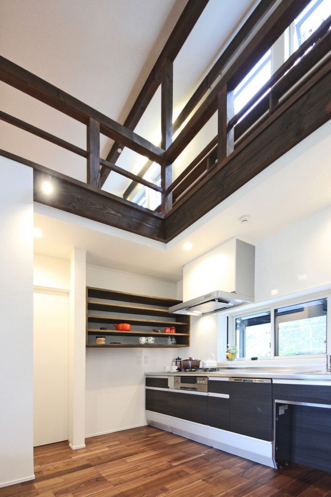 豊川市の注文住宅。外を眺められる開放的なキッチン。C値0.19と地中熱による空気循環。