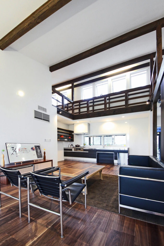 豊川市のデザイン平屋。勾配天井とウッドデッキが繋がる、C値0.19の超高気密リビング。