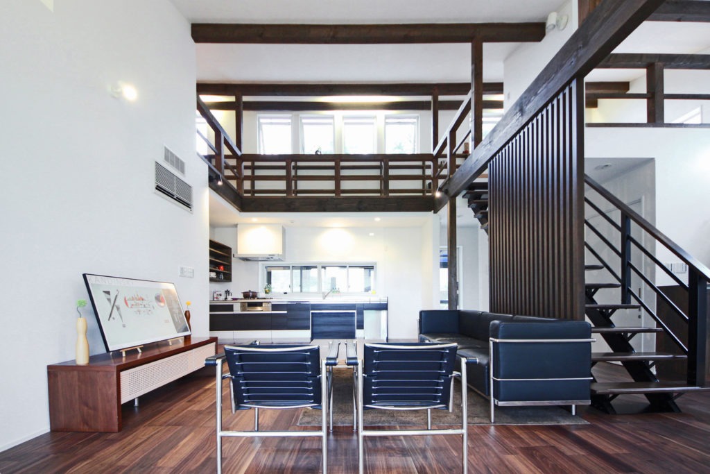 豊川市のデザイン平屋。勾配天井とウッドデッキが繋がる、C値0.19の超高気密リビング。