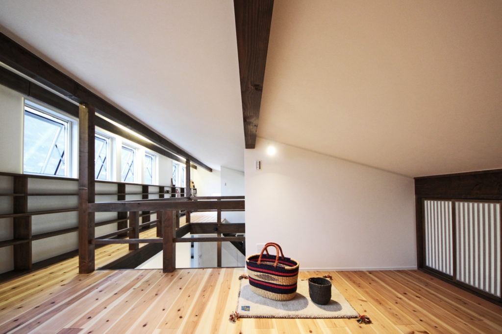 豊川市のデザイン平屋。C値0.19の性能により夏も熱気がこもらない、趣味や収納に最適なロフト。