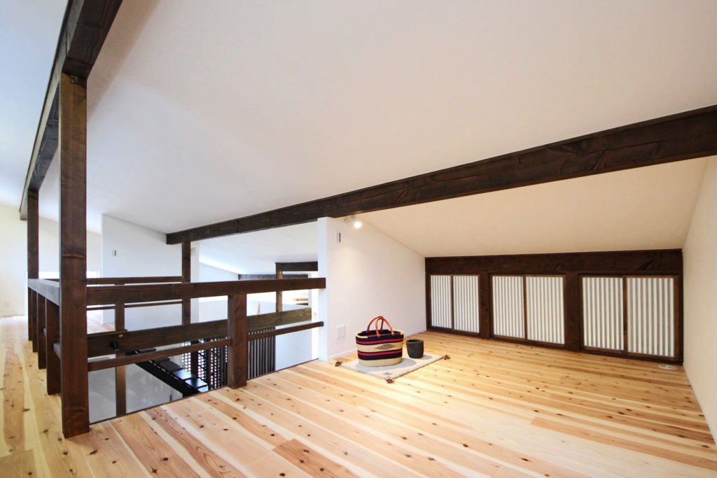 豊川市のデザイン平屋。C値0.19の性能により夏も熱気がこもらない、趣味や収納に最適なロフト。
