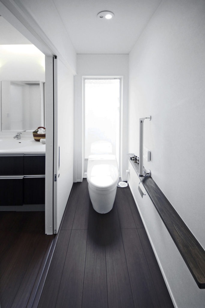 豊川市の高性能平屋。床面換気で臭いをカットするトイレ。C値0.19と地中熱で冬も暖かい設計。