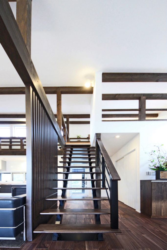 豊川市の平屋。ロフトへ続く安定した階段。C値0.19の性能を損なわない精密な気密施工。