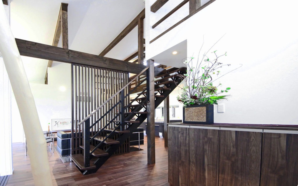豊川市の平屋。ロフトへ続く安定した階段。C値0.19の性能を損なわない精密な気密施工。