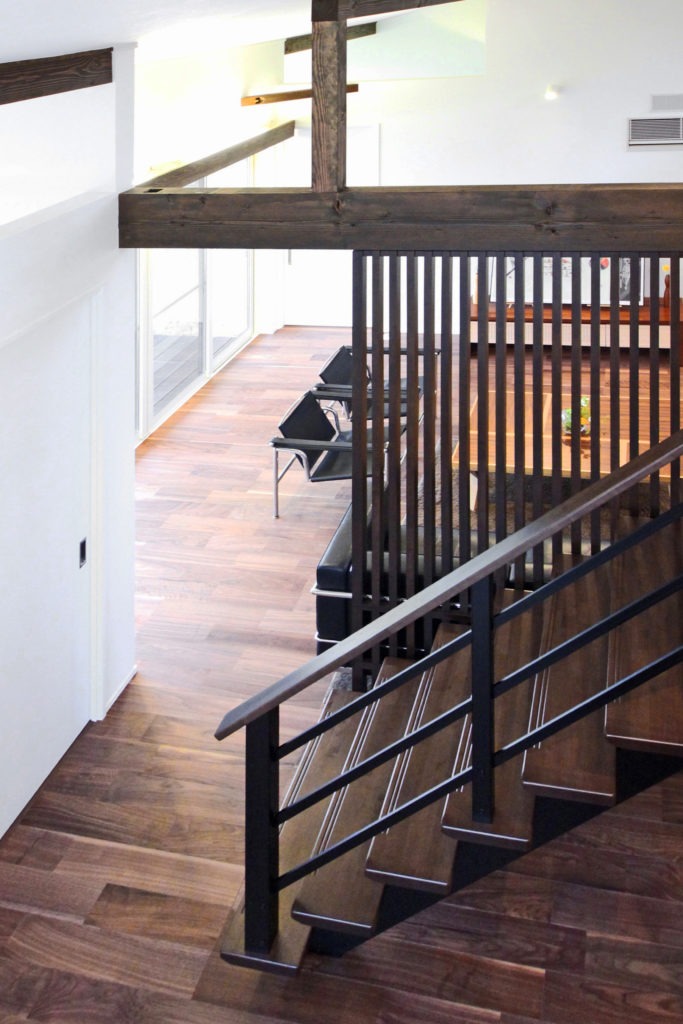 豊川市の平屋。ロフトへ続く安定した階段。C値0.19の性能を損なわない精密な気密施工。