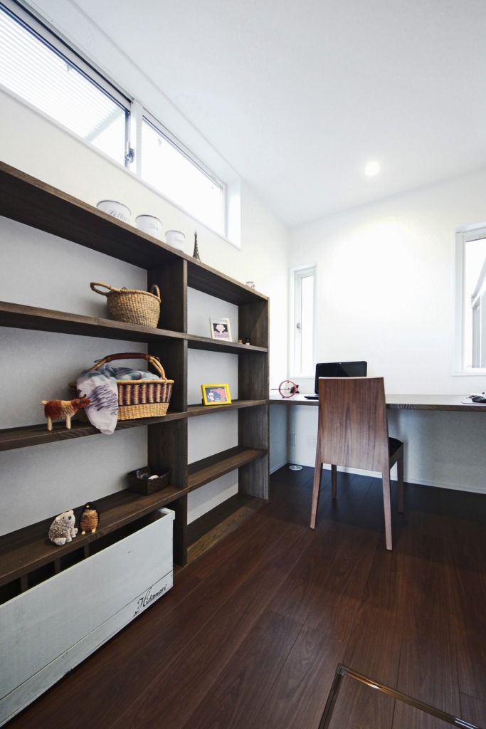 豊川市の注文住宅。C値0.19の遮音性が生む静寂の書斎。地中熱で年中快適なワークスペース。