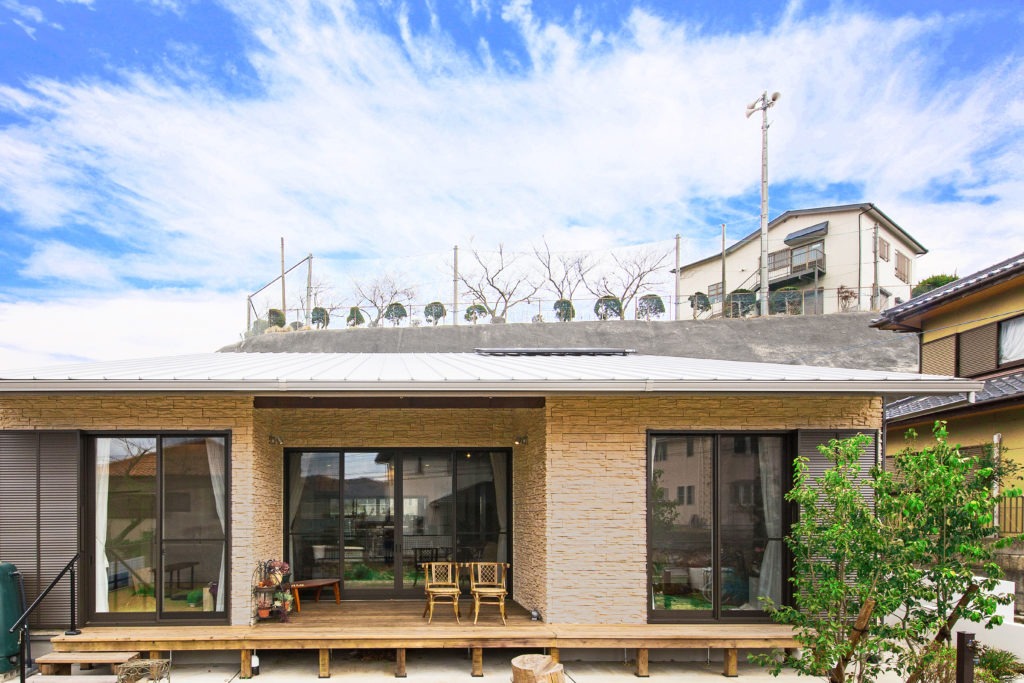 豊川市の地中熱住宅。深い軒とウッドデッキがある平観。C値0.19の高性能な外観設計。
