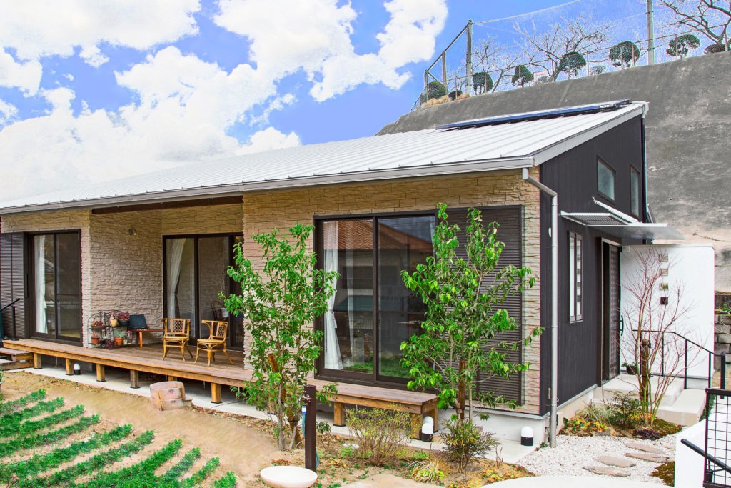 豊川市の地中熱住宅。家庭菜園を楽しむ暮らし。深い軒とウッドデッキがある平観。C値0.19の高性能な外観設計。