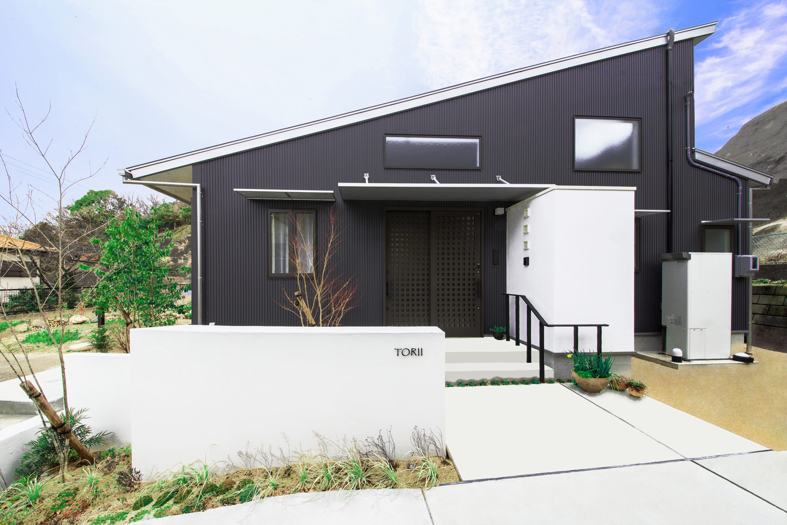 豊川市の地中熱住宅。深い軒とウッドデッキがある平観。C値0.19の高性能な外観設計。