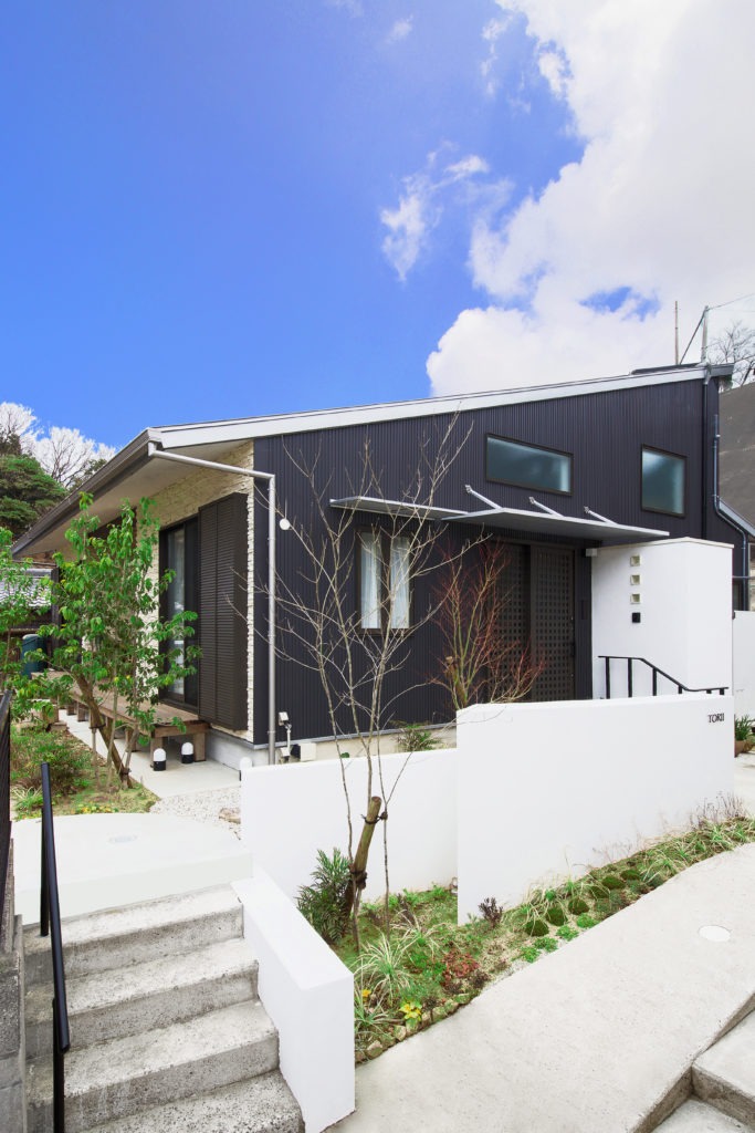 豊川市の地中熱住宅。深い軒とウッドデッキがある平観。C値0.19の高性能な外観設計。