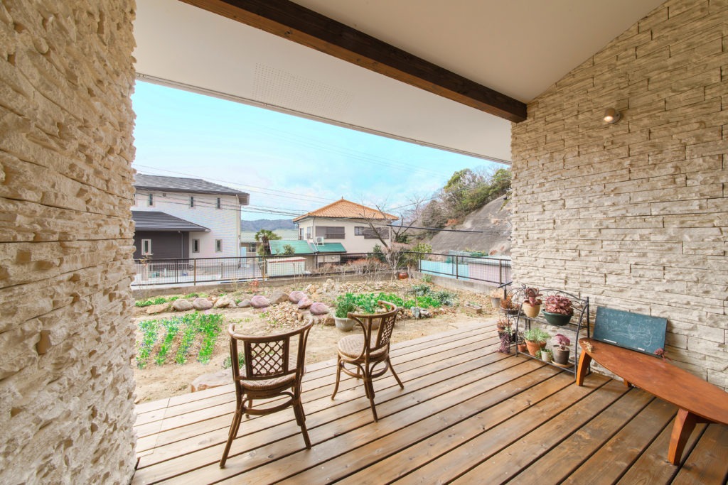 愛知県豊川市の高性能な平屋。C値0.19の気密性能を保持しながら、深い軒とウッドデッキで陽射しをコントロールする地中熱住宅。