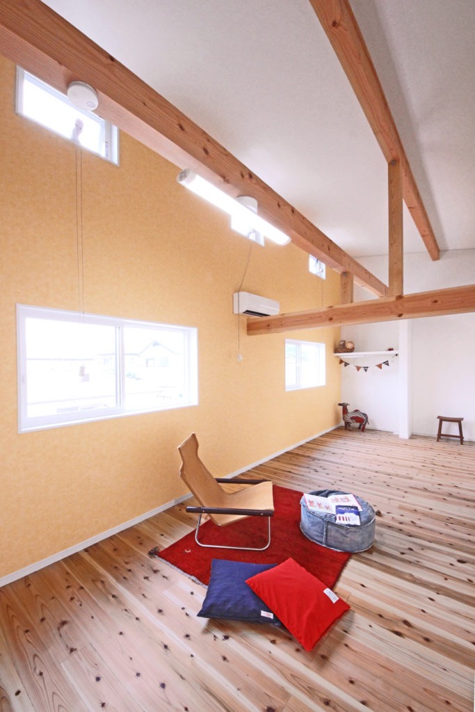 豊川市のデザイン住宅。将来的に仕切れる勾配天井の子供部屋。C値0.19と地中熱による健康的な学習環境。