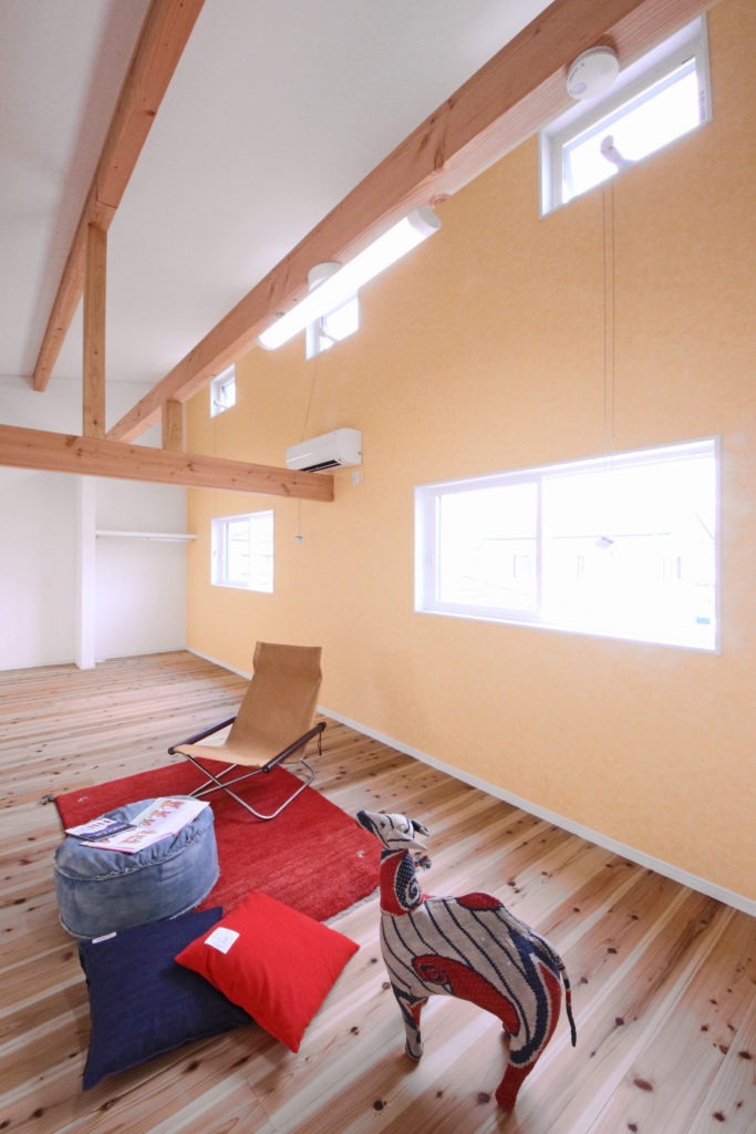 豊川市のデザイン住宅。将来的に仕切れる勾配天井の子供部屋。C値0.19と地中熱による健康的な学習環境。