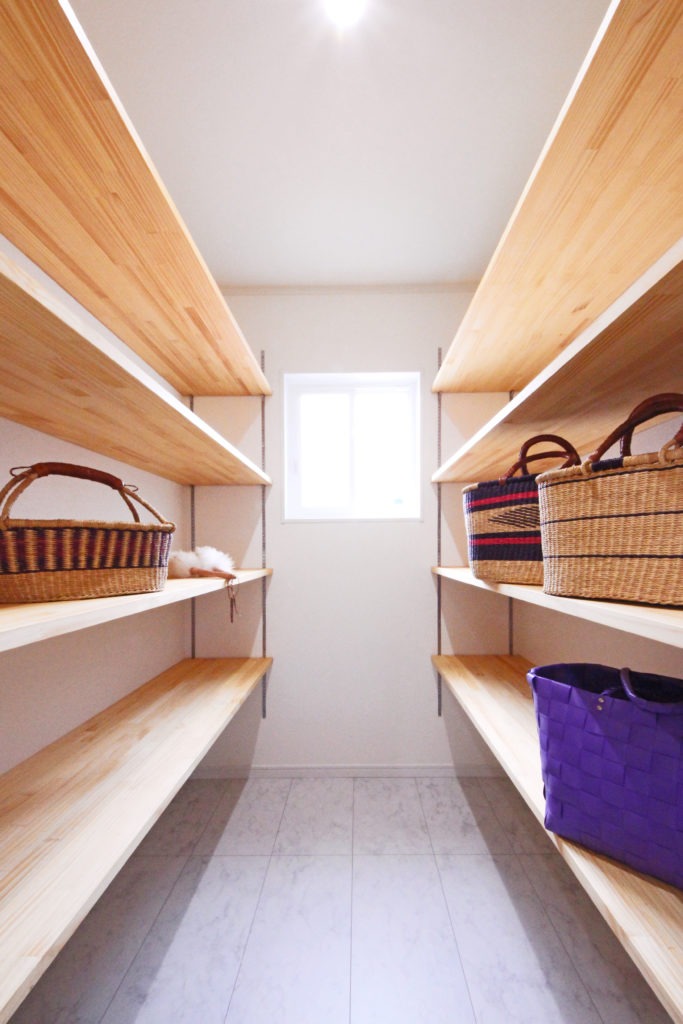 豊川市の注文住宅。食材の鮮度を守る地中熱管理のパントリー。C値0.19の超高気密な収納空間。