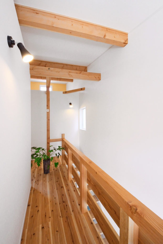 豊川市の注文住宅。ティファニーブルーの壁が映える吹き抜け。C値0.19の気密性能で上下階の温度差ゼロ。