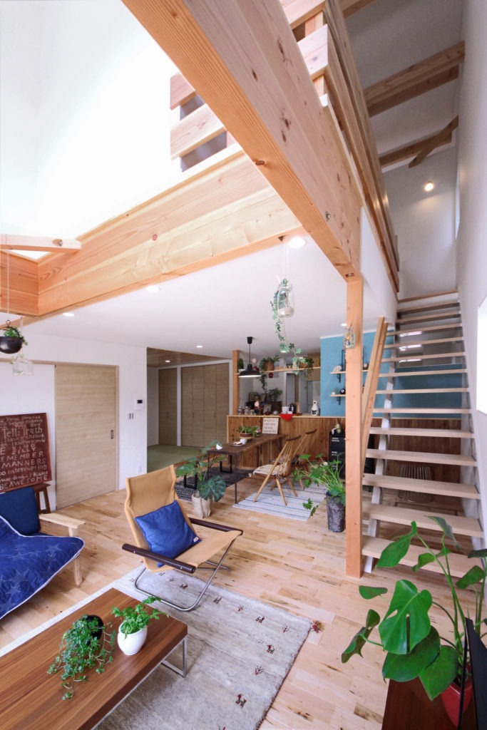 愛知県豊川市のデザイン住宅。C値0.19の超高気密を活かし、階段を通じて地中熱の快適な空気を家中へ循環させる設計。