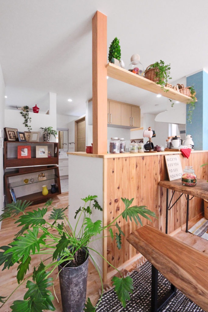 豊川市の注文住宅。パントリーへ繋がる機能的なキッチン。C値0.19と地中熱で冬も足元が寒くない調理空間。