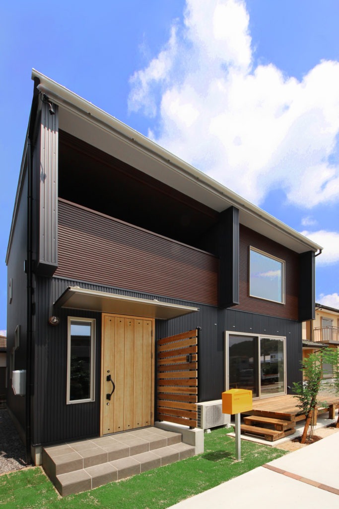 豊川市の地中熱住宅。ブラックガルバリウムと無垢杉のコントラストが美しい、C値0.19の高性能な外観。