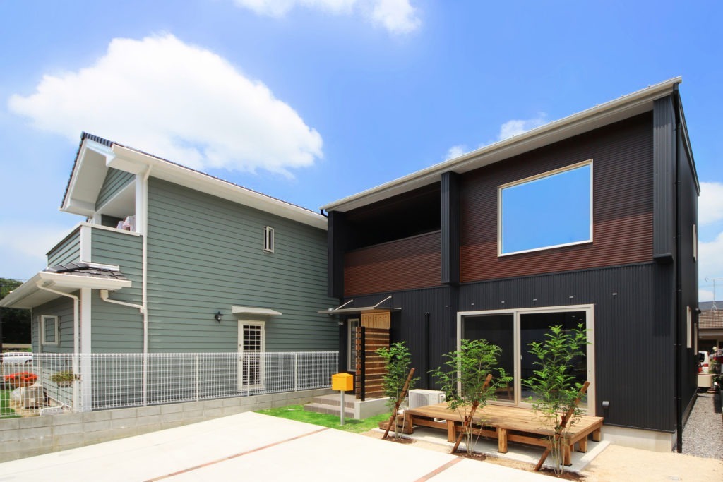 豊川市の地中熱住宅。ブラックガルバリウムと無垢杉のコントラストが美しい、C値0.19の高性能な外観。