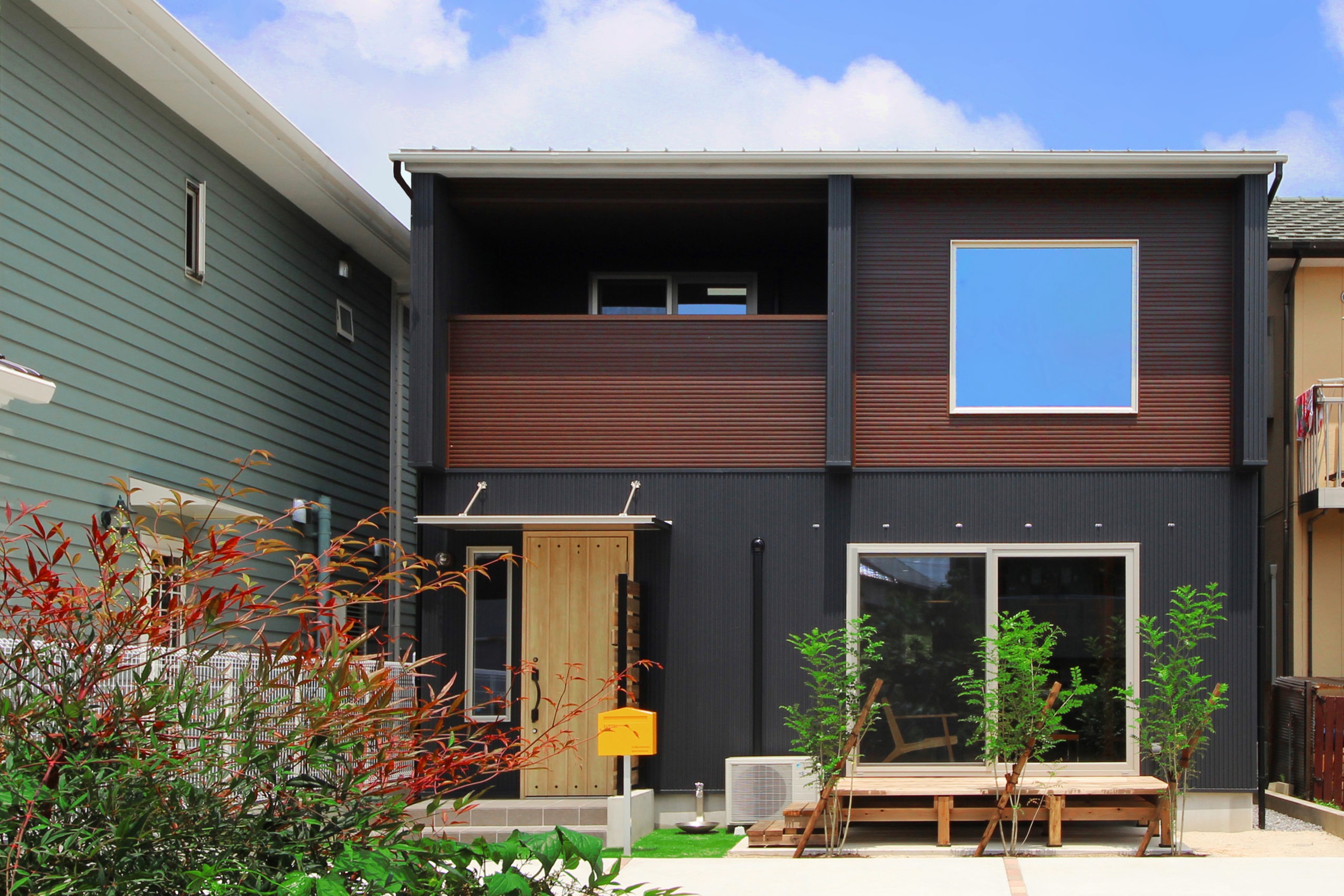 豊川市の地中熱住宅。ブラックガルバリウムと無垢杉のコントラストが美しい、C値0.19の高性能な外観。