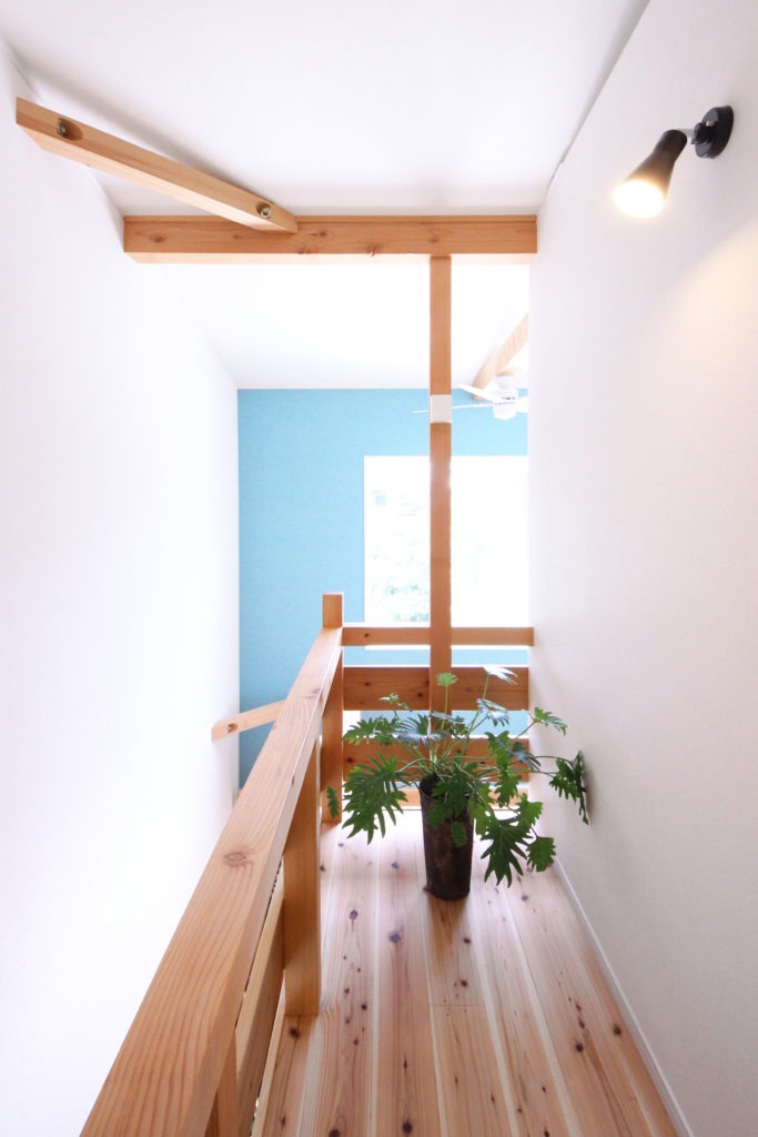 豊川市の注文住宅。ティファニーブルーの壁が映える吹き抜け。C値0.19の気密性能で上下階の温度差ゼロ。