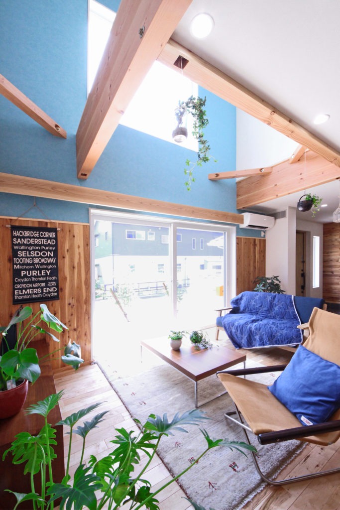 豊川市のデザイン住宅。ティファニーブルーが映える、C値0.19の超高気密リビング。