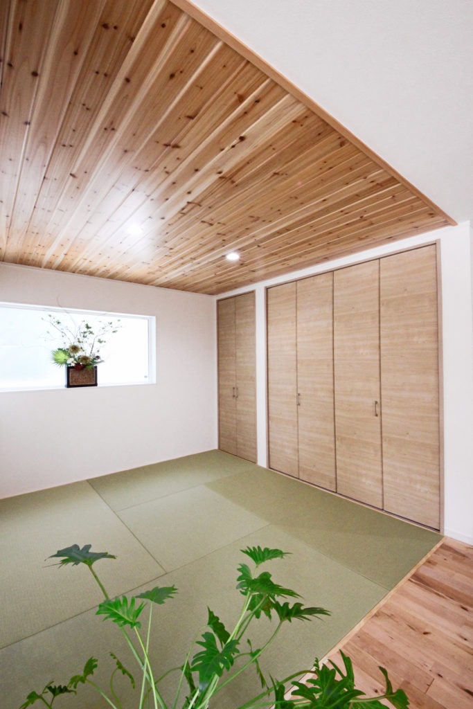 愛知県豊川市の和モダンな和室。天井の杉板と地中熱のぬくもりが調和する、C値0.19の高性能な畳空間。